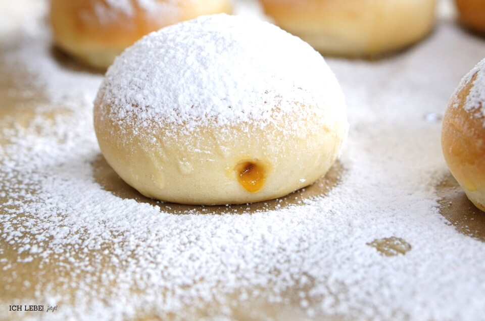 Ofenkrapfen mit Mandarinenmarmelade gefüllt