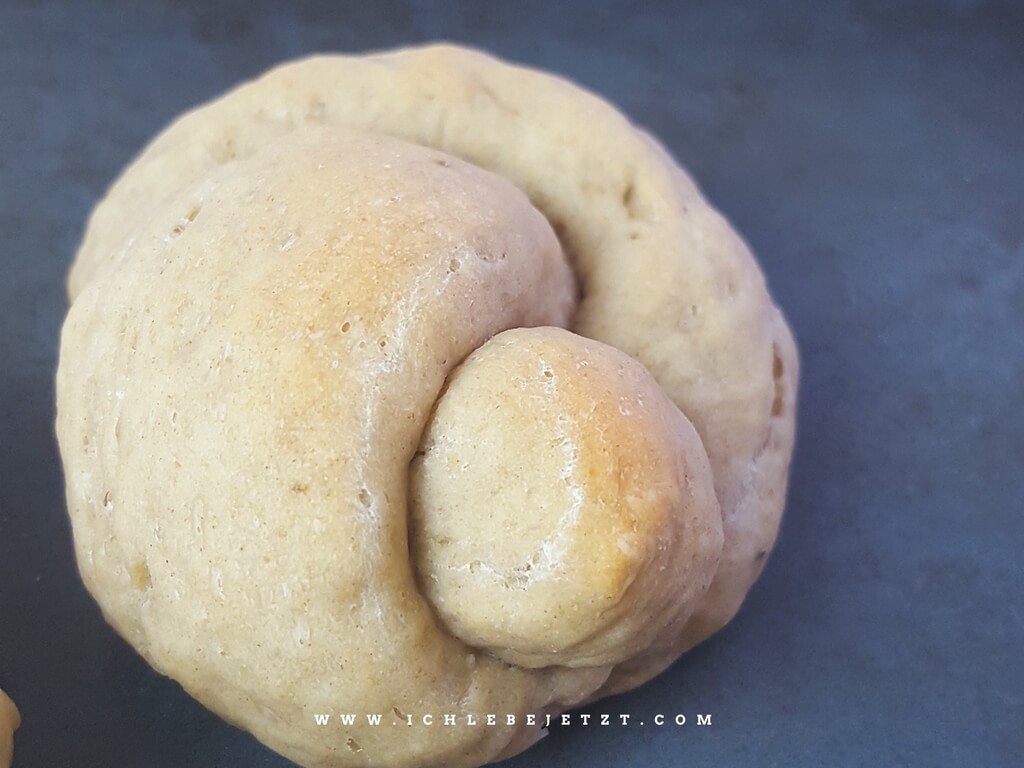 Bananenknoten aus Hefeteig. Nur mit der Süße aus Bananen