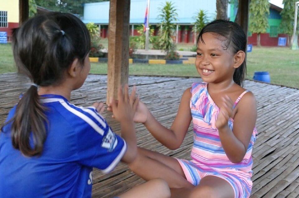 Kinder, die das Glück haben im Kinderdorf aufwachsen dürfen können wieder Lachen. lachende Mädchen im Kinderdorf Light Of hope in Kambodscha