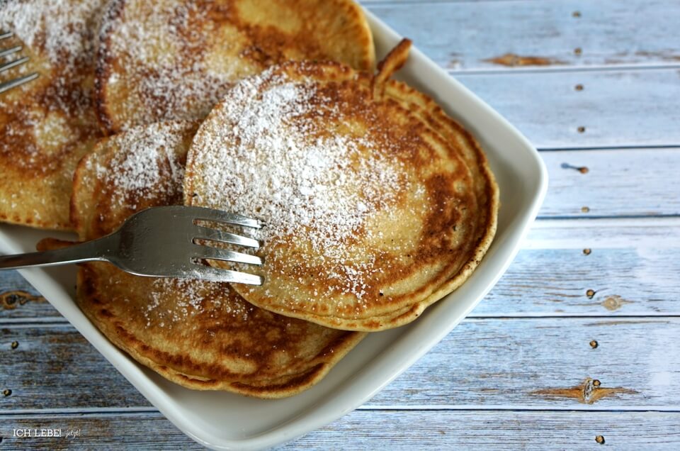 Apfelpfannkuchen mit Puderzucker