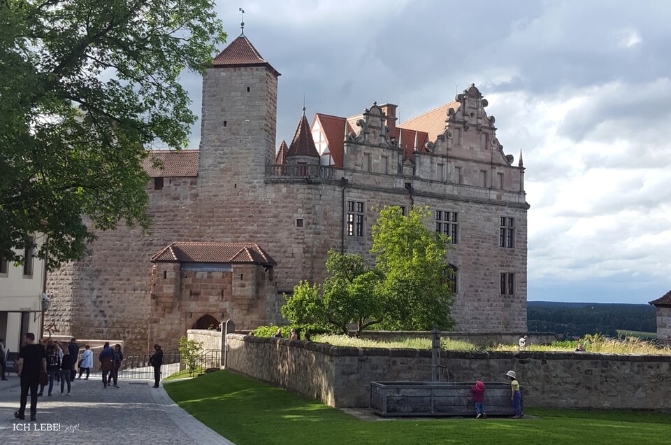 Die Cadolzburg im Juli