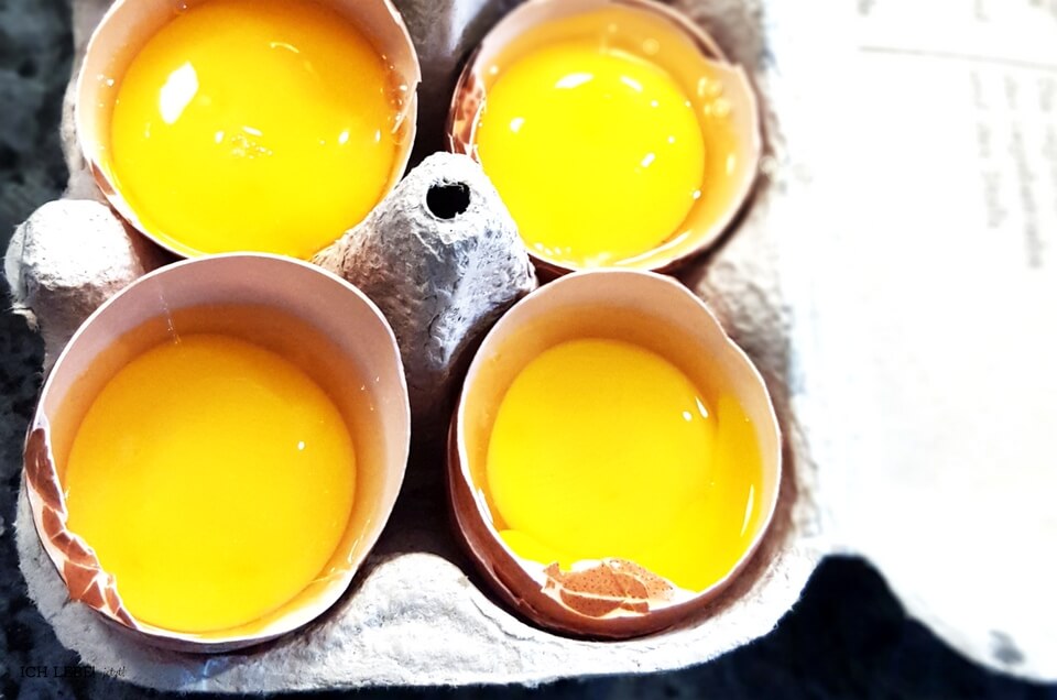 Aufgeschlagene Eier für fluffige Apfelpfannkuchen