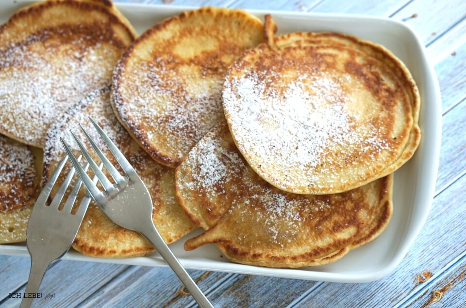 So sehen die fertigen, fluffigen Apfelpfannkuchen aus