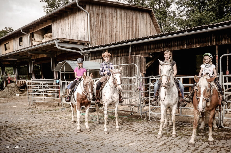 Vier Mädels auf Pferden vor dem Grenzhof