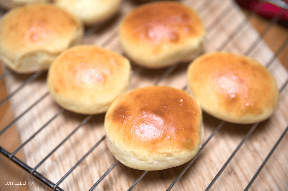 Fluffige Milchbrötchen wie vom Bäcker