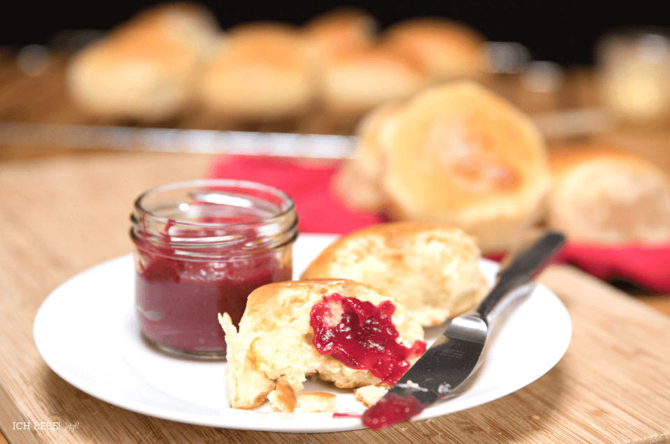 Miclhbrötchen mit Butter und Marmelade