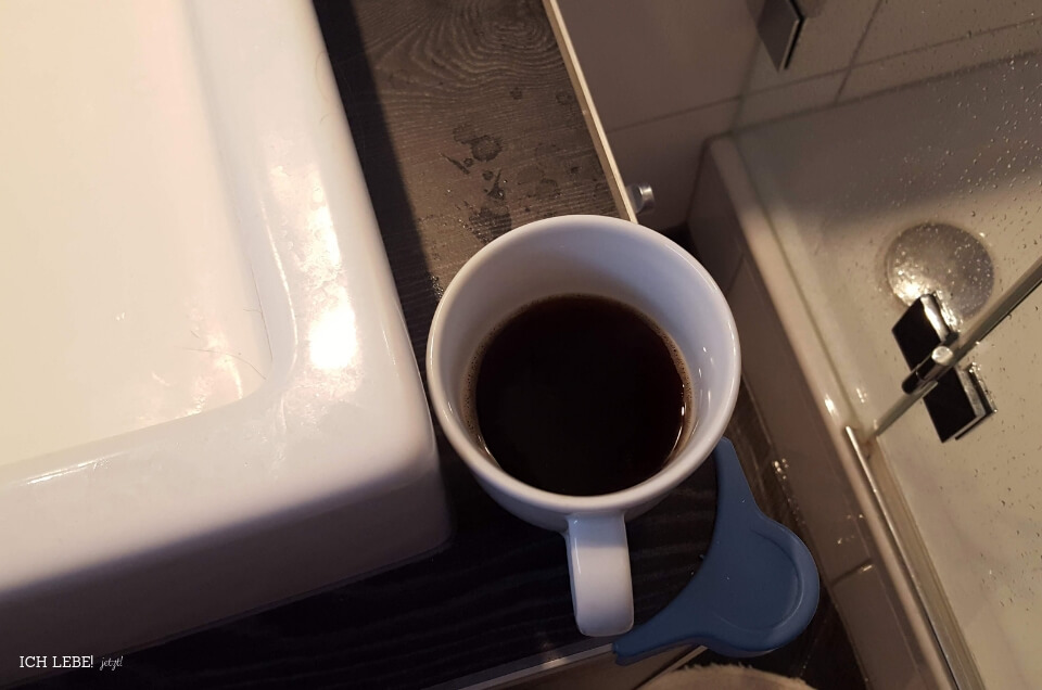 Kaffeetasse im Bad