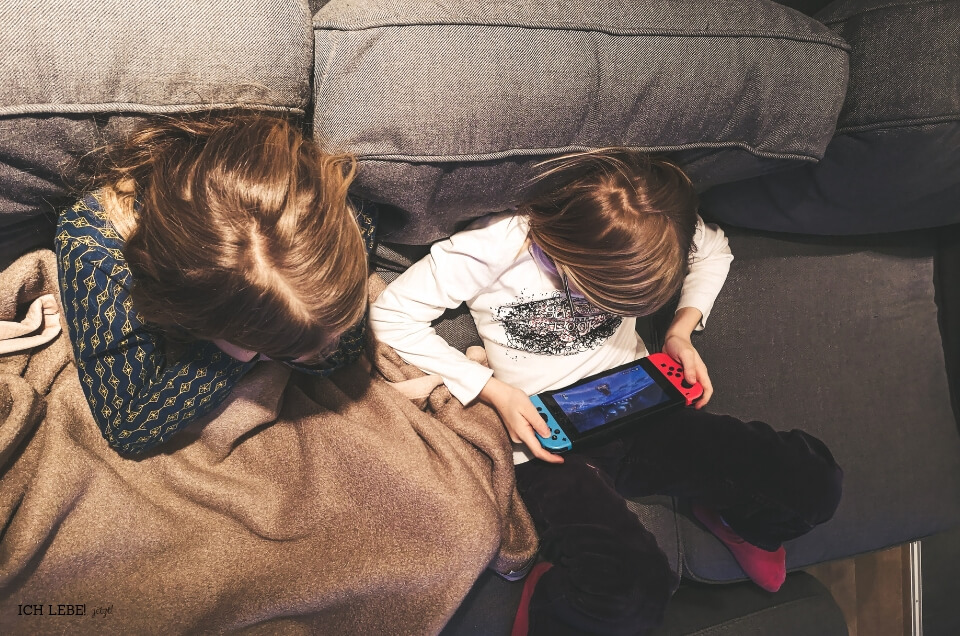 Kinder spielen Nintendo Switch