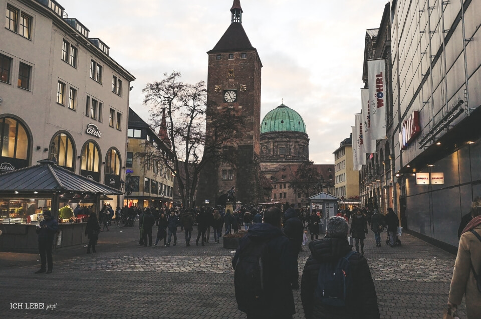 Blick auf den weißen Turm in Nürnberg.