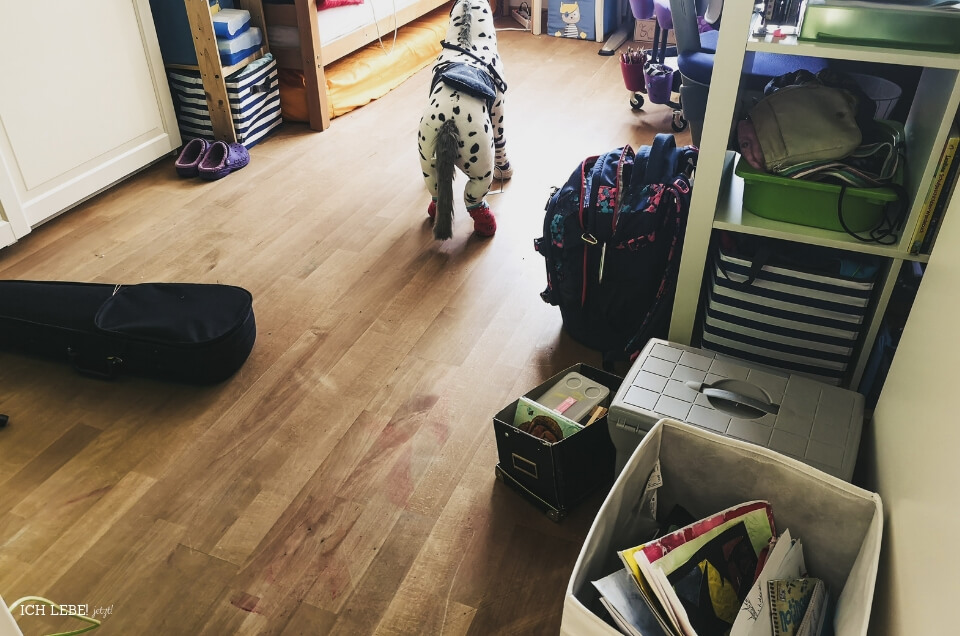 Kinderzimmer mit Unordnung