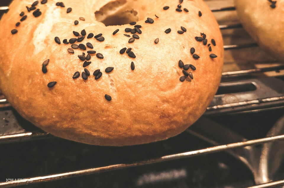 Bagles mit schwarzem Sesam