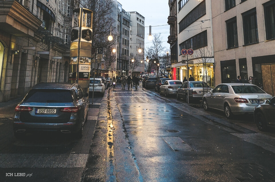 Blick auf abendliche Straße in Frankfurt.