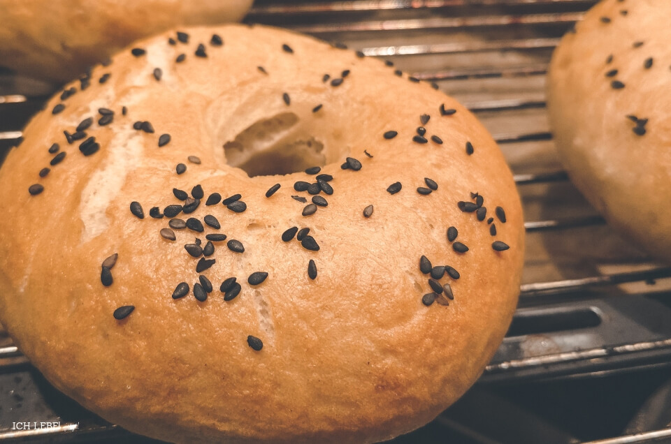 Bagels mit schwarzem Sesam