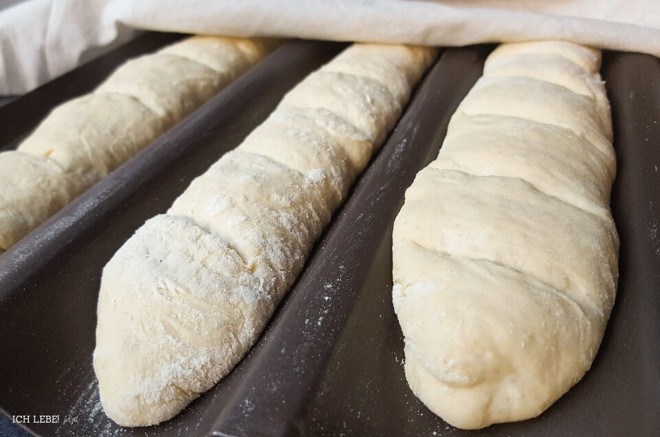 Baguettes vor dem Einschießen in den Ofen