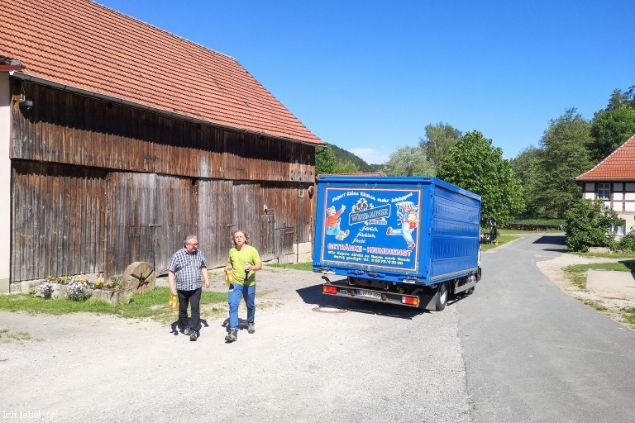 Bierkutscher schenken uns Getränke