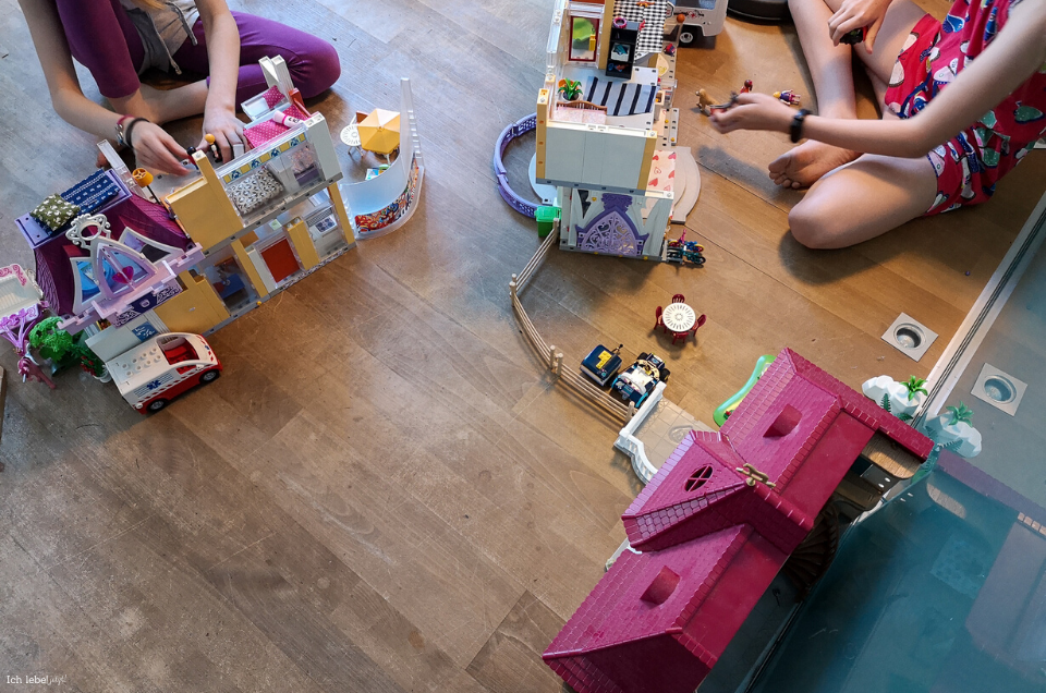 Kinder spielen Playmobil