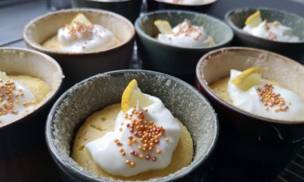 Tassenkuchen: Zitronen-Mandelkuchen aus dem Backofen
