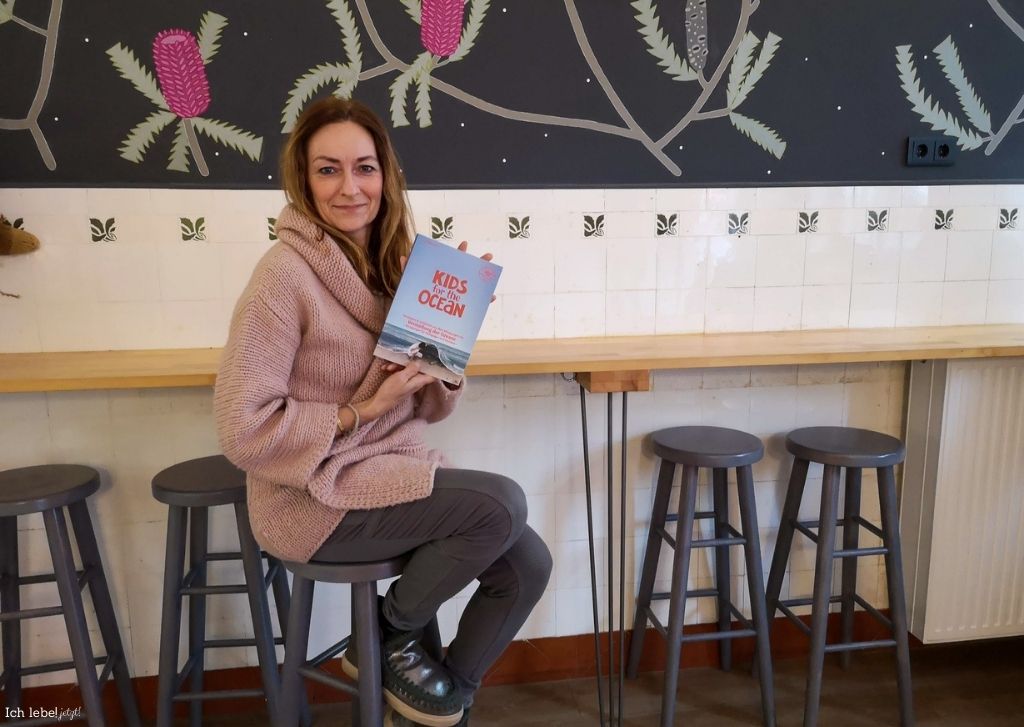 Anne Mäusbacher mit ihrem Buch Kids for the Ocean