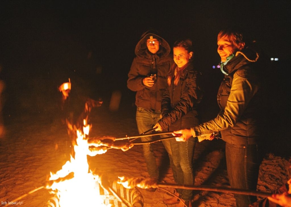 Am Lagerfeuer grillen wir Stockbrot