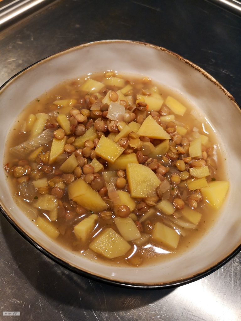 Suppenschüssel voller Linsensuppe