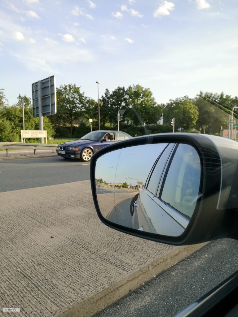 Blick in den Außenspiegel und Fahrrad erspäht