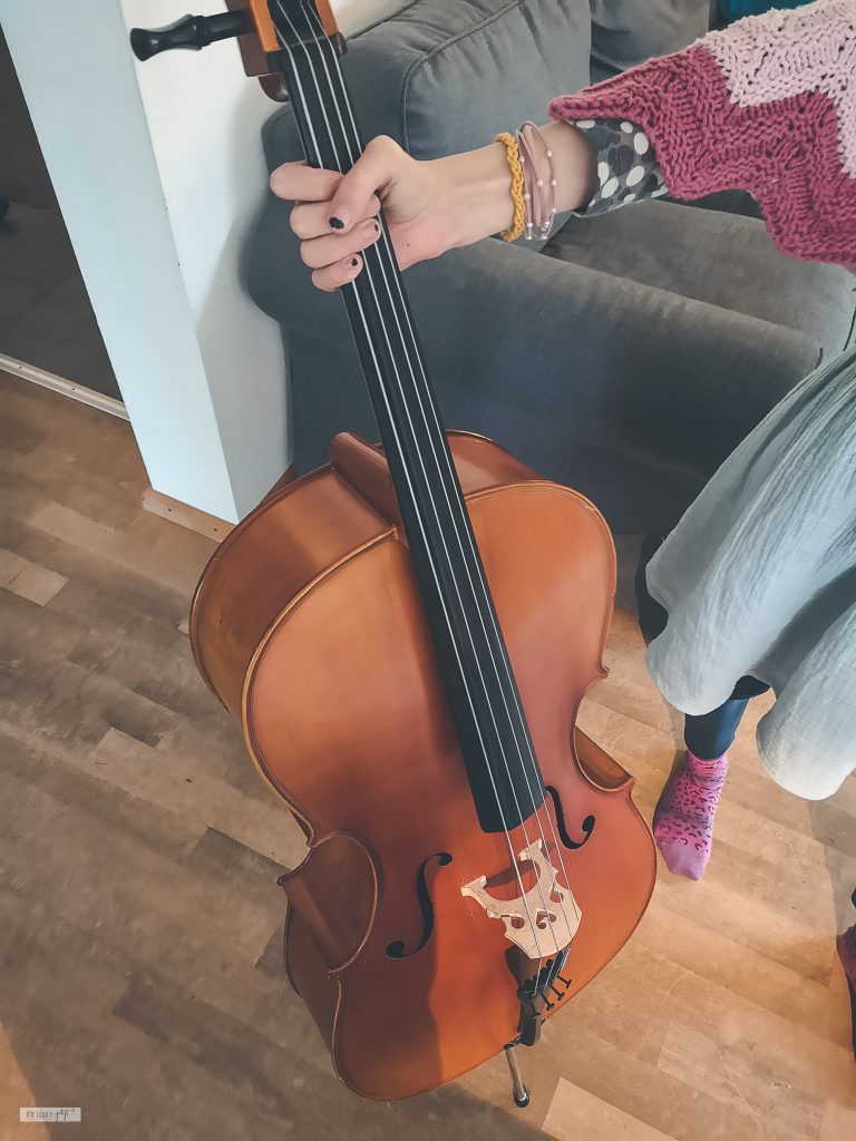 Ein Kind will noch Cello üben