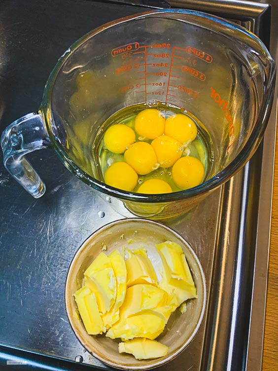Eier und Butter für Orangecurd