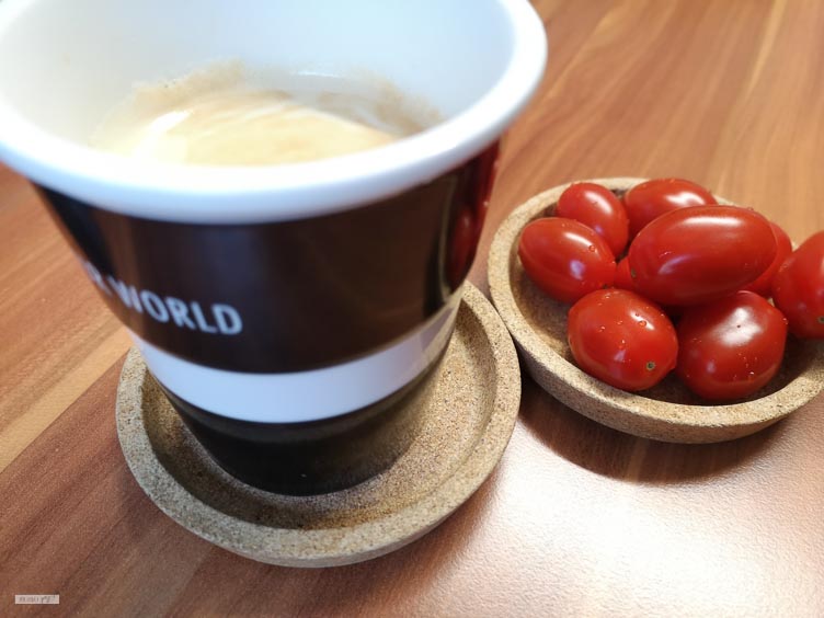 Kaffee und Tomaten