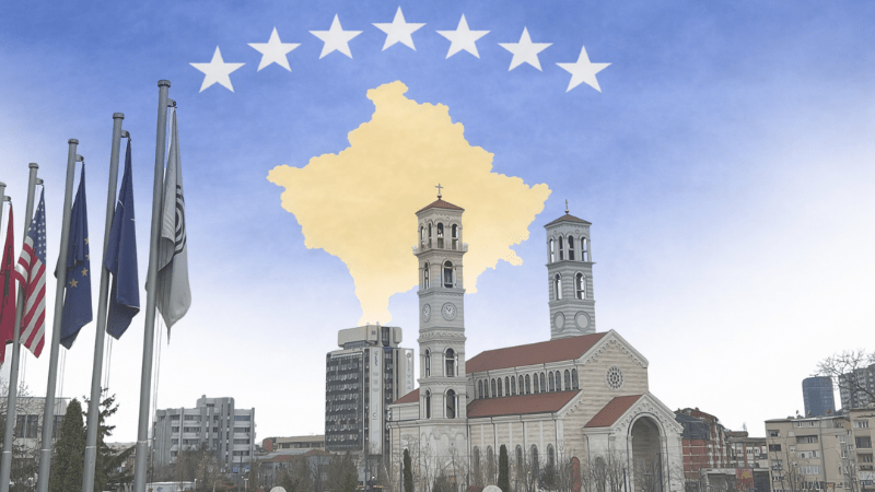 Kosovo-Flagge im Vordergrund Mutter Teresa-Kathedrale
